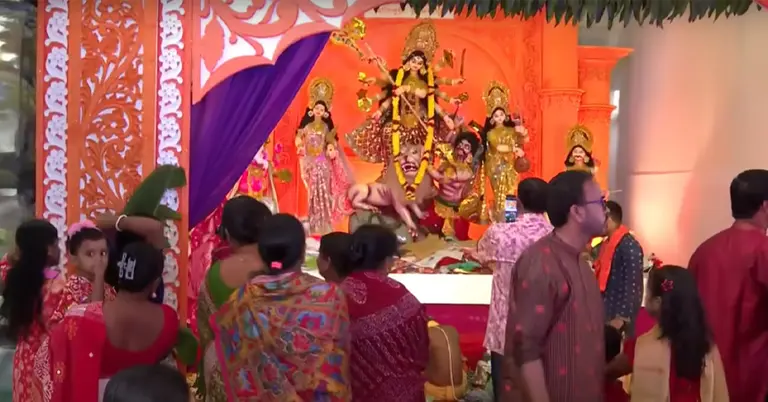 রাজশাহীর একটি পূজা মণ্ডপে ভক্তদের ছবি